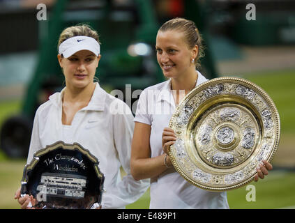 London, UK. 5. Juli 2014. Tennis, Wimbledon, AELTC, Ladie Einzel Finale: Eugenie Bouchard (CAN) gegen Petra Kvitova (CZE), abgebildet: Pertra Kvitova mit der Wimbledon Trophäe, links Vizemeister Eugenie Bouchard. Foto: Tennisimages/Henk Koster Stockfoto