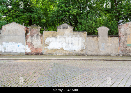 Kehrseite von einem alten Friedhof Ziegelwand mit Vintage Lichtleck. Stockfoto