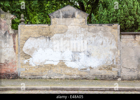 Kehrseite von einem alten Friedhof Ziegelwand mit Vintage Lichtleck. Stockfoto