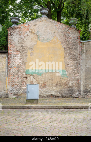 Kehrseite der eine alte Friedhofsmauer. Stockfoto