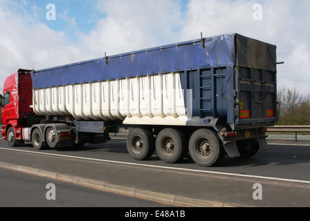 Eine unmarkierte Sattelschlepper Reisen entlang der Schnellstraße A46 in Leicestershire, England Stockfoto