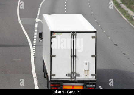 Ansicht von hinten von einem unmarkierten ausländische LKW Reisen entlang der Autobahn M20 in Kent, England Stockfoto