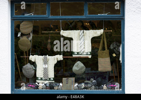 Harris Tweed und traditionelles Tartan Elemente anzeigen zum Verkauf im Schaufenster von Geschenk- und Souvenir-Shop auf Isle of Iona in Schottland Stockfoto