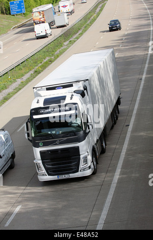 Eine unmarkierte ausländische LKW und andere Verkehrsmittel reisen entlang der Autobahn M20 in Kent, England Stockfoto