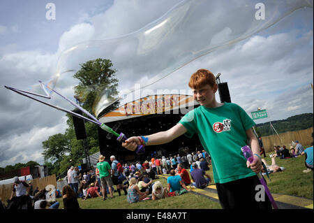 Großen Tew, Oxfordshire. 5. Juli 2014. Cornbury Musikfestival.  Musik und Spaß übernahm bei den Festspielen wie der Regen aufgehört und die Sonne begann zu scheinen. Mit Top wirkt unter anderem einfachen Geist. Bildnachweis: Alistair Heap/Alamy Live-Nachrichten Stockfoto