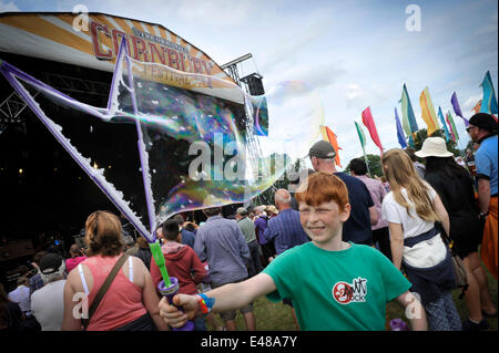 Großen Tew, Oxfordshire. 5. Juli 2014. Cornbury Musikfestival.  Musik und Spaß übernahm bei den Festspielen wie der Regen aufgehört und die Sonne begann zu scheinen. Mit Top wirkt unter anderem einfachen Geist. Bildnachweis: Alistair Heap/Alamy Live-Nachrichten Stockfoto