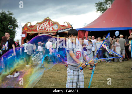 Großen Tew, Oxfordshire. 5. Juli 2014. Cornbury Musikfestival.  Musik und Spaß übernahm bei den Festspielen wie der Regen aufgehört und die Sonne begann zu scheinen. Mit Top wirkt unter anderem einfachen Geist. Bildnachweis: Alistair Heap/Alamy Live-Nachrichten Stockfoto