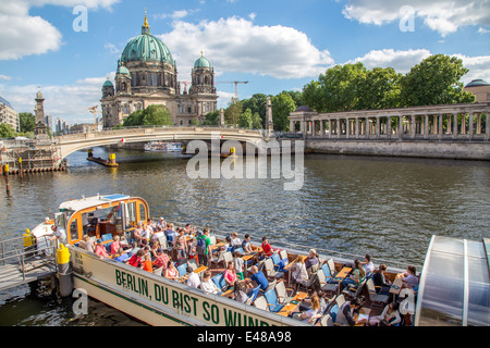 Touristischen Boot die Spree vor Berliner Dom-Kirche auf der Museumsinsel, Berlin, Deutschland Stockfoto