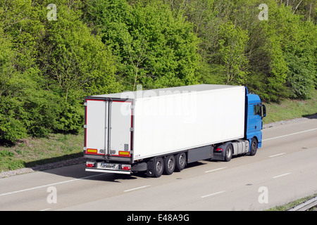 Eine unmarkierte ausländische Sattelschlepper Reisen entlang der Autobahn M20 in Kent, England Stockfoto