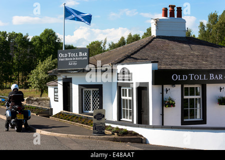 Schottische Flagge, Andreaskreuz, auf das erste Haus in Schottland auf der schottischen/englischen Grenze bei Gretna Stockfoto