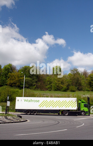 Ein Waitrose Lkw verlassen eines Kreisverkehrs in Coulsdon, Surrey, England Stockfoto