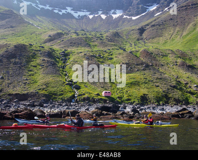 Kajakfahren in der Nähe von Bolungarvík, Westfjorde Islands Stockfoto