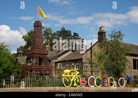 Beeindruckende Holz- Eiffelturm Modell Le Tour in Yorkshire zu feiern, ist zentrales Merkmal der privaten Garten, von Menschen beim Tag der offenen Tür gesehen, Geld für die lokale Nächstenliebe (Scout & Guide Gruppe zu erhöhen. Gelb Modell der Radfahrer ist mit Geländer außen eingehängt. - Burley-In - Wharfedale, England, UK. Stockfoto