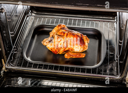 Gebratenes Huhn in den Ofen. Kochen in den Ofen. Stockfoto