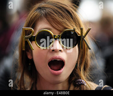 London, UK. 5. Juli 2014. Atmosphäre im britischen Sommer Hyde Park. Eine junge Frau mit ROOK-Sonnenbrille auf in der Masse als der Feind spielt. Bild von Julie Edwards Credit: Julie Edwards/Alamy Live-Nachrichten Stockfoto