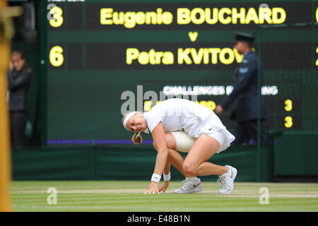 Wimbledon, London UK. 5. Juli 2014. Damen Einzel Finale match gegen Tschechische Republik Petra Kvitova bei der 2014 Wimbledon Championships in Wimbledon, Südwesten von London, am 5. Juli 2014. Petra Kvitova (Cze) feiert ihren Sieg auf Matchball Credit: Action Plus Sport/Alamy Live News Stockfoto