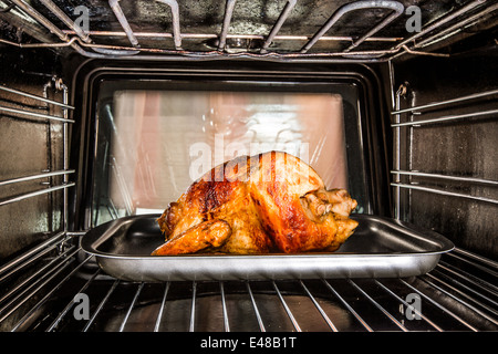 Gebratenes Huhn in den Ofen, Blick aus dem Inneren des Ofens. Kochen in den Ofen. Stockfoto