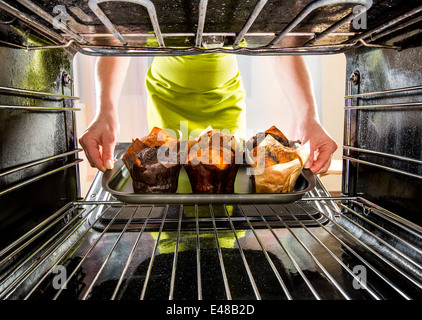 Muffins im Ofen backen, Blick aus dem Inneren des Ofens. Kochen in den Ofen. Stockfoto