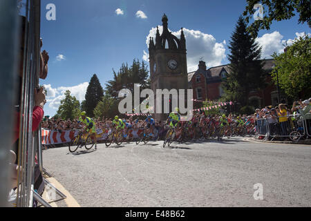 Ripon, UK. 5. Juli 2014. Das Hauptfeld kommt durch Ripon während der Auftaktetappe der Tour de France aus Yorkshire. © Aktion Plus Sport/Alamy Live News Bildnachweis: Action Plus Sport Bilder/Alamy Live News Stockfoto