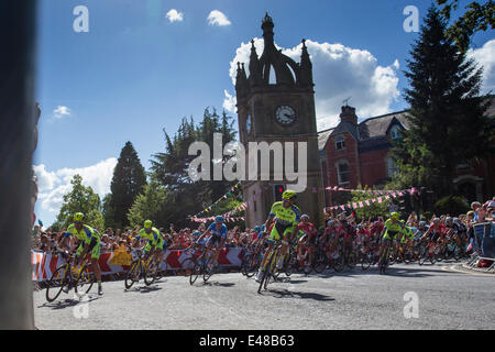 Ripon, UK. 5. Juli 2014. Das Hauptfeld kommt durch Ripon während der Auftaktetappe der Tour de France aus Yorkshire. © Aktion Plus Sport/Alamy Live News Bildnachweis: Action Plus Sport Bilder/Alamy Live News Stockfoto