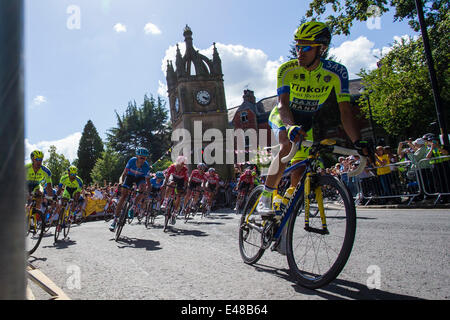 Ripon, UK. 5. Juli 2014. Das Hauptfeld kommt durch Ripon während der Auftaktetappe der Tour de France aus Yorkshire. © Aktion Plus Sport/Alamy Live News Bildnachweis: Action Plus Sport Bilder/Alamy Live News Stockfoto