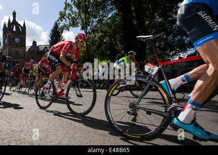 Ripon, UK. 5. Juli 2014. Das Hauptfeld kommt durch Ripon während der Auftaktetappe der Tour de France aus Yorkshire. © Aktion Plus Sport/Alamy Live News Bildnachweis: Action Plus Sport Bilder/Alamy Live News Stockfoto