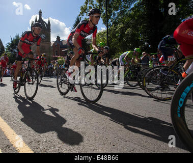 Ripon, UK. 5. Juli 2014. Das Hauptfeld kommt durch Ripon während der Auftaktetappe der Tour de France aus Yorkshire. © Aktion Plus Sport/Alamy Live News Bildnachweis: Action Plus Sport Bilder/Alamy Live News Stockfoto