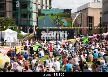 Die Peace Gardens, Sheffield, UK 5. Juli 2014. Menschenmassen beobachten den ersten Tag der Tour De France in Yorkshire auf einer Großleinwand in der Peace Gardens in Sheffield Stadtzentrum entfernt. Besucher strömen nach Sheffield für die Tour De France, die die Stadt am Sonntag tritt. Bildnachweis: Mark Richardson/Alamy Live-Nachrichten Stockfoto