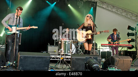 Großen Tew, Oxfordshire, Vereinigtes Königreich. 5. Juli 2014. Cornbury Festival. Nina Nesbitt führt auf der Bühne Mann.  Bildnachweis: Charlie Bryan/Alamy Live News Stockfoto