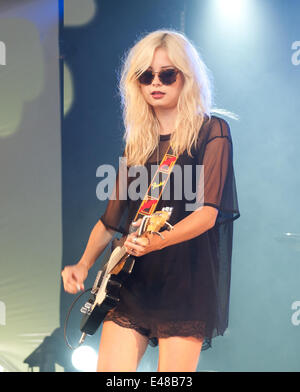 Großen Tew, Oxfordshire, Vereinigtes Königreich. 5. Juli 2014. Cornbury Festival. Nina Nesbitt führt auf der Bühne Mann. Bildnachweis: Charlie Bryan/Alamy Live News Stockfoto