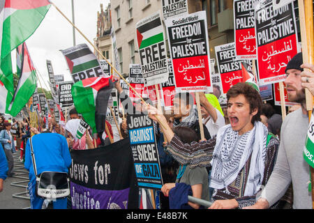 London, UK.  5. Juli 2014. Hunderte protestieren in der Nähe der israelischen Botschaft in London gegen die anhaltende Besetzung Palästinas und die Unterstützung des Westens von "Israels kollektive Bestrafung der Palästinenser". Bildnachweis: Paul Davey/Alamy Live-Nachrichten Stockfoto