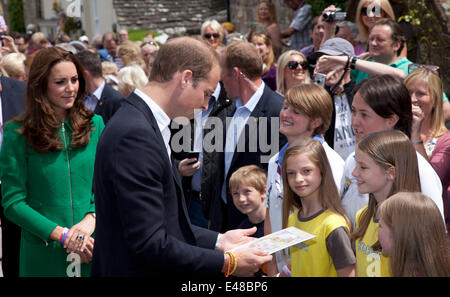 West Tanfield, Yorkshire, Großbritannien. Juli 2014. Der Herzog und die Herzogin von Cambridge, William und Kate, königlicher Rundgang mit Besuch des Dorfes vor der Ankunft des Pelotons der Tour de France. Das Dorf hat sich besonders dem „Le Grand Abfahrt“ angenommen und war Gastgeber einer Fanzone, eines Lebensmittel- und Handwerksmarktes und einer Marktstände, die mit einem neuen Bier – Tour de Ale – gefeiert werden. Die Tour de France ist die größte jährliche Sportveranstaltung der Welt. Es ist das erste Mal, dass Le Tour den Norden Englands besucht hat, nachdem sie zuvor nur die Südküste und die Hauptstadt besucht hat. Stockfoto