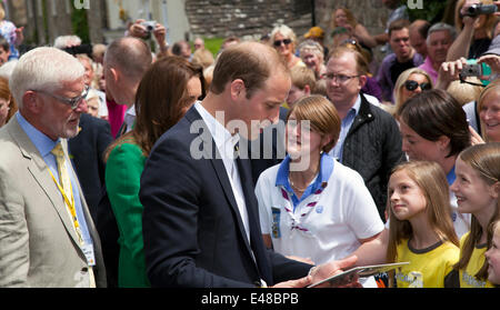 West Tanfield, Yorkshire, Großbritannien. Juli 2014. Der Herzog und die Herzogin von Cambridge, William und Kate, königlicher Rundgang mit Besuch des Dorfes vor der Ankunft des Pelotons der Tour de France. Das Dorf hat sich besonders dem „Le Grand Abfahrt“ angenommen und war Gastgeber einer Fanzone, eines Lebensmittel- und Handwerksmarktes und einer Marktstände, die mit einem neuen Bier – Tour de Ale – gefeiert werden. Die Tour de France ist die größte jährliche Sportveranstaltung der Welt. Es ist das erste Mal, dass Le Tour den Norden Englands besucht hat, nachdem sie zuvor nur die Südküste und die Hauptstadt besucht hat. Stockfoto