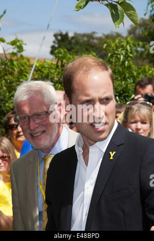 West Tanfield, Yorkshire, Großbritannien. Juli 2014. Der Herzog und die Herzogin von Cambridge, William und Kate, königlicher Rundgang mit Besuch des Dorfes vor der Ankunft des Pelotons der Tour de France. Das Dorf hat sich besonders dem „Le Grand Abfahrt“ angenommen und war Gastgeber einer Fanzone, eines Lebensmittel- und Handwerksmarktes und einer Marktstände, die mit einem neuen Bier – Tour de Ale – gefeiert werden. Die Tour de France ist die größte jährliche Sportveranstaltung der Welt. Es ist das erste Mal, dass Le Tour den Norden Englands besucht hat, nachdem sie zuvor nur die Südküste und die Hauptstadt besucht hat. Stockfoto