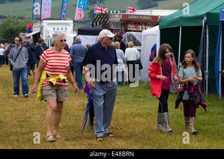 Northamptonshire UK Samstag, 5. Juli 2014. Die 28. Hollowell Dampf und schweren Pferd zeigen, Menschen, genießen Sie die Show trotz trübem Wetter. Stockfoto