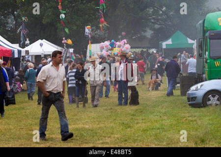 Northamptonshire UK Samstag, 5. Juli 2014. Die 28. Hollowell Dampf und schweren Pferd zeigen, Menschen, genießen Sie die Show trotz trübem Wetter. Stockfoto