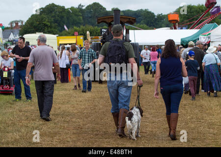 Northamptonshire UK Samstag, 5. Juli 2014. Die 28. Hollowell Dampf und schweren Pferd zeigen, Menschen, genießen Sie die Show trotz trübem Wetter. Stockfoto