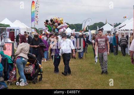 Northamptonshire UK Samstag, 5. Juli 2014. Die 28. Hollowell Dampf und schweren Pferd zeigen, Menschen, genießen Sie die Show trotz trübem Wetter. Stockfoto