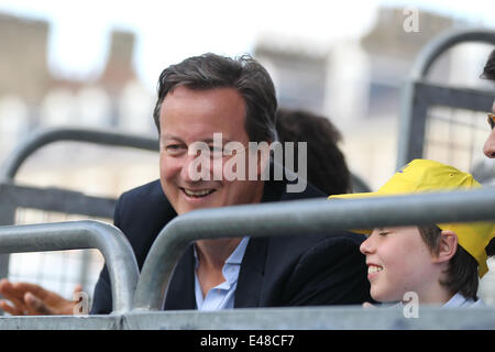 Ripon, UK. 5. Juli 2014.  Le Grand fahren. Tour De France.  Premierminister des Vereinigten Königreichs, David Cameron, mit seinem Sohn an der Ziellinie der ersten Etappe der Tour in Harrogate Credit zuschauen: Action Plus Sport Bilder/Alamy Live News Stockfoto