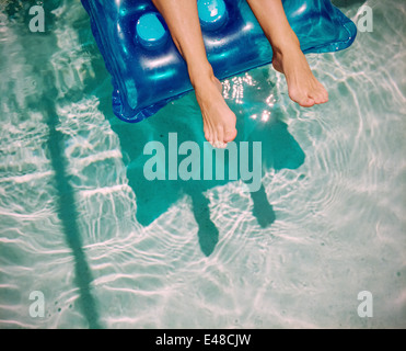 Frau auf Luftmatratze Stockfoto