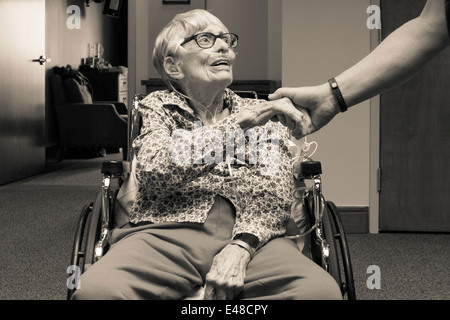 Ältere Frau und Betreuer Stockfoto