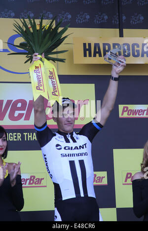 Ripon, UK. 5. Juli 2014.  Le Grand fahren. Tour De France.  Germanys Marcel Kittel von Team Giant Shimano wirft seine Arme beim Sieg der ersten Etappe der Tour de France bei Harrogate UK Credit: Action Plus Sport Bilder/Alamy Live News Stockfoto