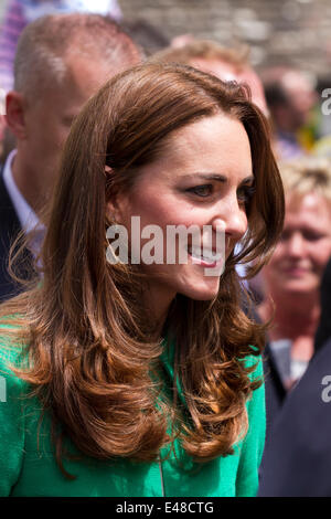 Catherine, Herzogin von Cambridge GCVO, ein Mitglied der britischen Königsfamilie Kate, auf einem königlichen Rundgang mit Besuch des Dorfes West Tanfield vor der Ankunft des Tour de France Pelotons. Das Dorf hat vor allem die “Le Grand Abfahrt umarmt. Die Tour de France ist die größte jährliche Sportveranstaltung der Welt. Es ist das erste Mal, dass Le Tour den Norden Englands besucht hat, nachdem sie zuvor nur die Südküste und die Hauptstadt besucht hatte. Stockfoto