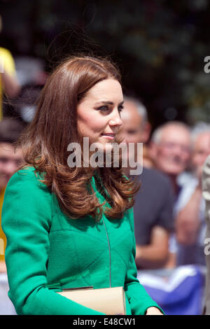 Catherine, Herzogin von Cambridge GCVO, ein Mitglied der britischen Königsfamilie Kate, auf einem königlichen Rundgang mit Besuch des Dorfes West Tanfield vor der Ankunft des Tour de France Pelotons. Das Dorf hat vor allem die “Le Grand Abfahrt umarmt. Die Tour de France ist die größte jährliche Sportveranstaltung der Welt. Es ist das erste Mal, dass Le Tour den Norden Englands besucht hat, nachdem sie zuvor nur die Südküste und die Hauptstadt besucht hatte. Stockfoto