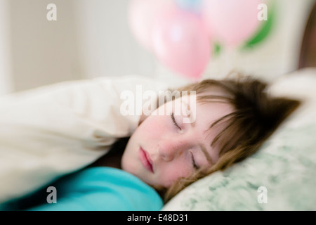 Teenager-Mädchen (13-15) im Bett schlafen Stockfoto