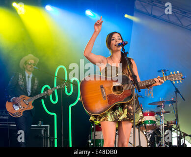 Großen Tew, Oxfordshire, Vereinigtes Königreich. 5. Juli 2014. Cornbury Festival. Kacey Musgraves führt auf der Bühne Mann Credit: © Charlie Bryan/Alamy Live News Stockfoto