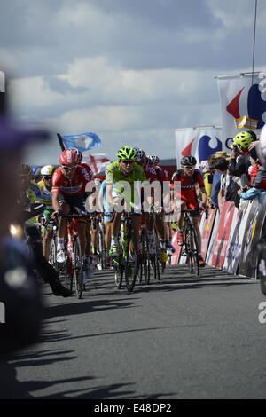 2014-Tour de France-Etappe 1. Fahrer die Pelaton überqueren des Gipfels von der Cote de oberhalb Moor Stockfoto