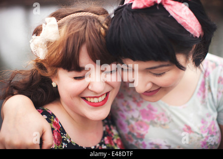 Porträt von zwei Freundinnen, die lächelnd Stockfoto
