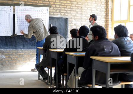 U.S. Abteilung der Landwirtschaft Berater Darren Richardson, hält einen Vortrag über Land Höhenanalyse im Farah Agriculture und Veterinary Science High School und Institut 12. Januar 2010 in Farah, Afghanistan. Stockfoto