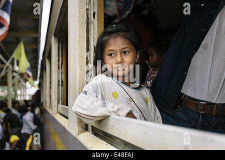 16. Juni 2014 - Aranyaprathet/Poipet, Sa Kaeo Provinz, Thailand - kambodschanische Migranten kommen mit dem Zug am Bahnhof Aranyapathet in Thailand vor dem Grenzübertritt, während eine Massenflucht von Migranten, Aranyaprathet Bahnhof, Aranyaprathet/Poipet, Thailand nach Hause zurückzukehren. Eine hartes Vorgehen gegen illegale Einwanderung aus den thailändischen Militärs fürchten, sind mehr als 120.000 kambodschanische Migranten berichtet, dass die Grenze überschritten haben und zurück nach Kambodscha in einer Woche. Schätzungen gehen von mindestens 150.000 legaler und illegaler Einwanderer aus Kambodscha in Thailand vor dem Auszug in der Regel arbeiteten Stockfoto